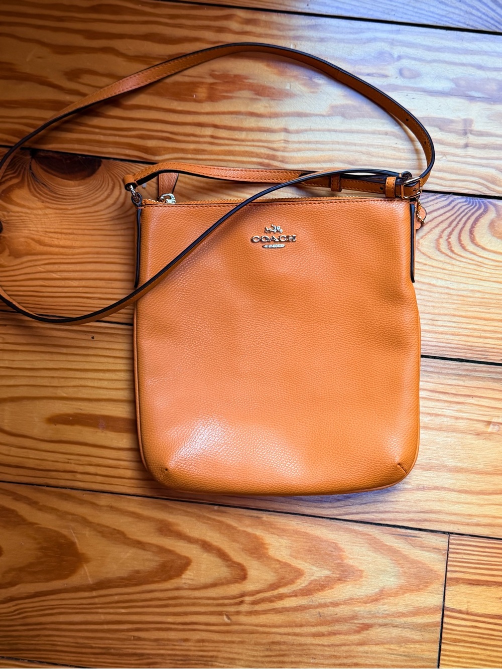Coach NWOT Pebbled Leather Crossbody Orange Gold Hardware Hang Tag